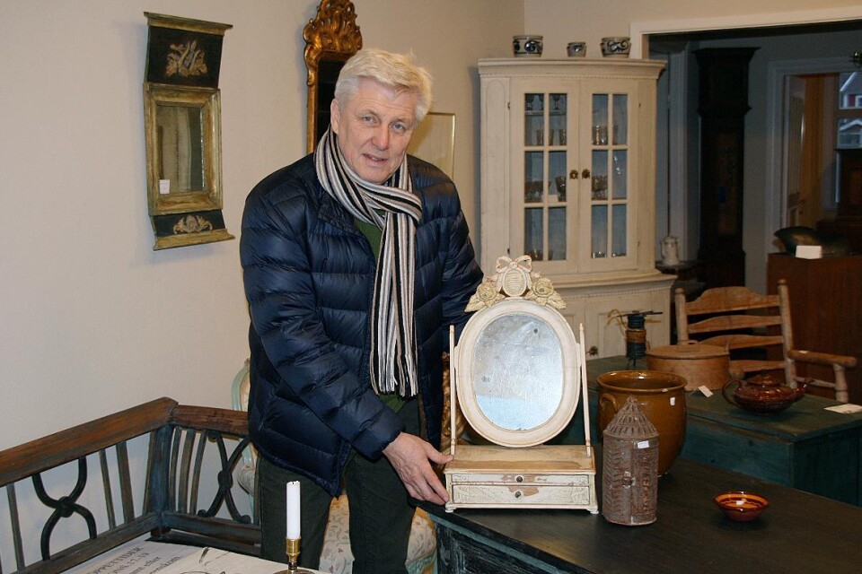 Lådspegeln från 1780, tillverkad av Olof Wetterberg, är en av många rariteter i Per Fryxells ägo. "Det är tredje gången som jag har den, på olika vägar har jag sålt och köpt tillbaka den. Den är mycket speciell". Foto: Maria Wiell