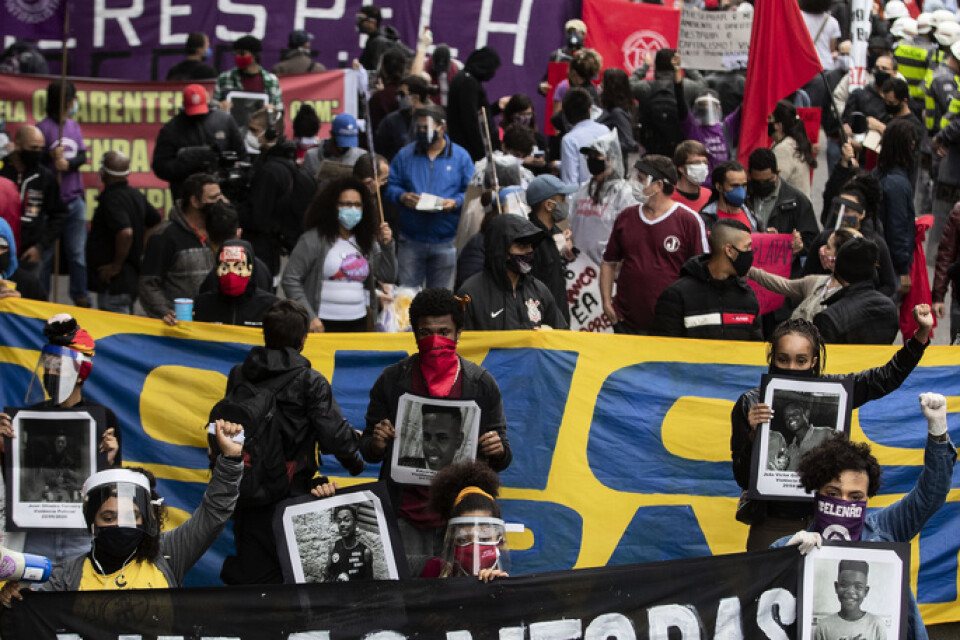Demonstranter från Vidas negras importam under en marsch i Sao Paolo i juni i år.