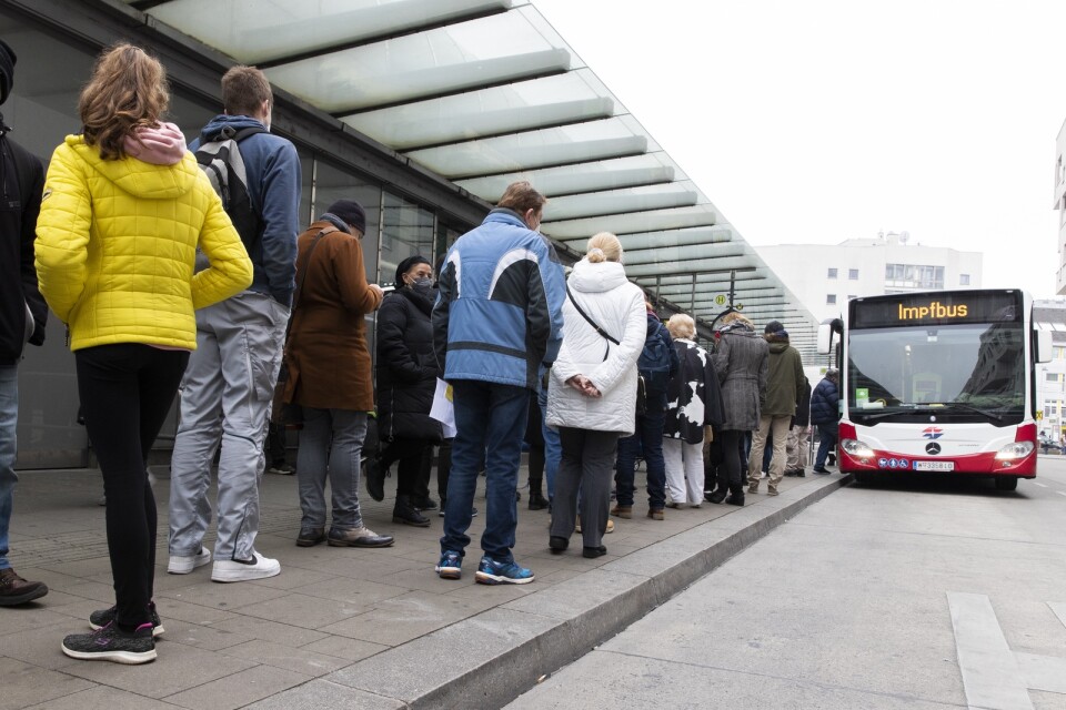 Lång kö till en mobil vaccinationscentral, inrymd i en buss, i Wien tidigare i veckan.