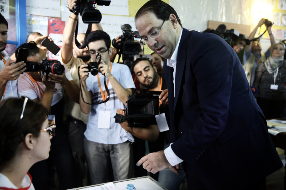 Premiärminister Youssef Chahed, presidentkandidat, lägger sin röst på söndagen i Tunis.