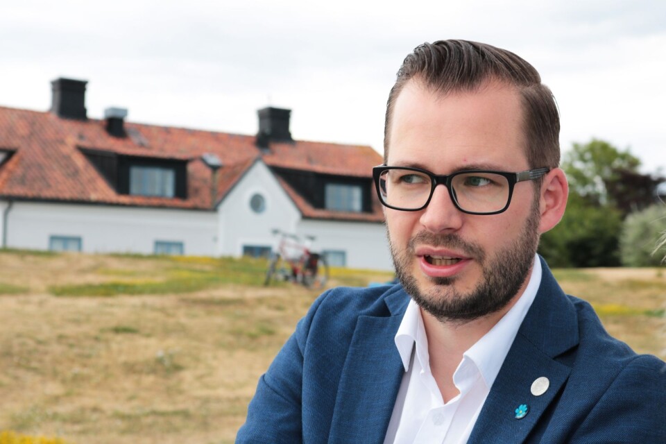 Mattias Bäckström Johansson har inte fått några rapporter om saboterade SD-affischer och hoppas att så ska bli fallet också när partiets alla affischer är uppsatta.