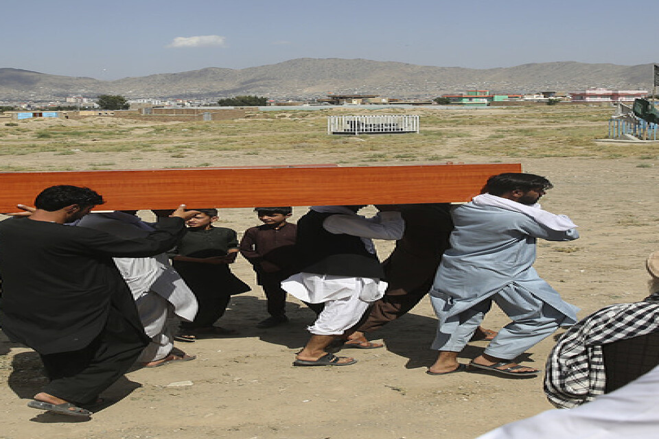 Ett offer för helgens attack mot en bröllopsmottagning i Kabul begravs.