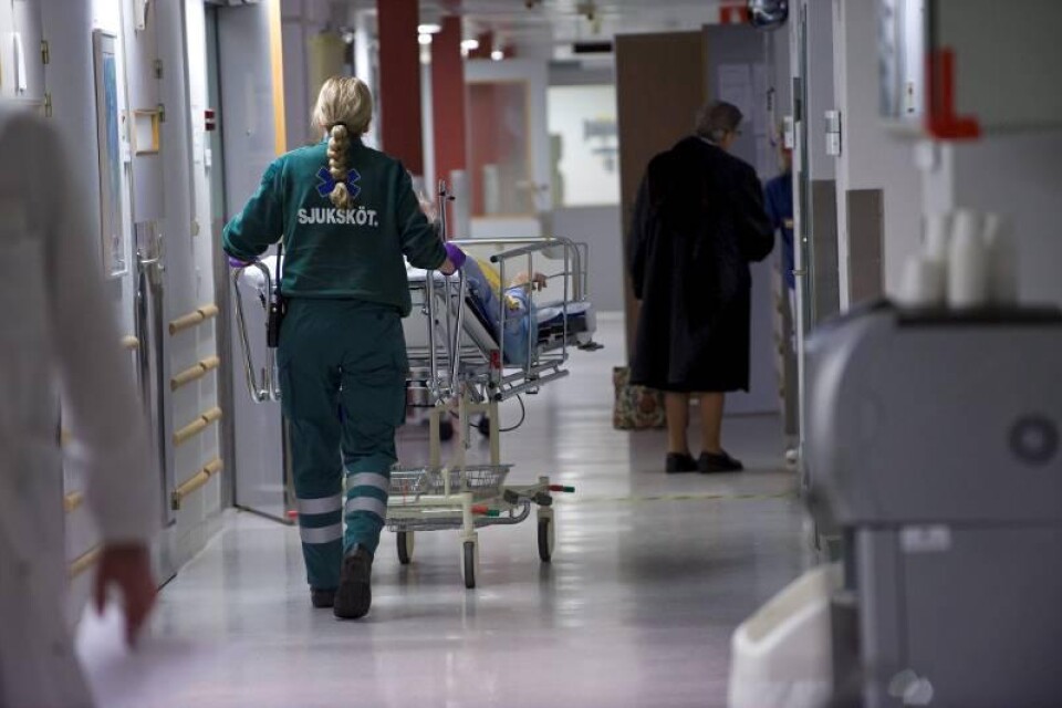 På många sjukhus och vårdcentraler runtom i Skåne, vittnas det om att städningen och arbetsvillkoren har försämrats.