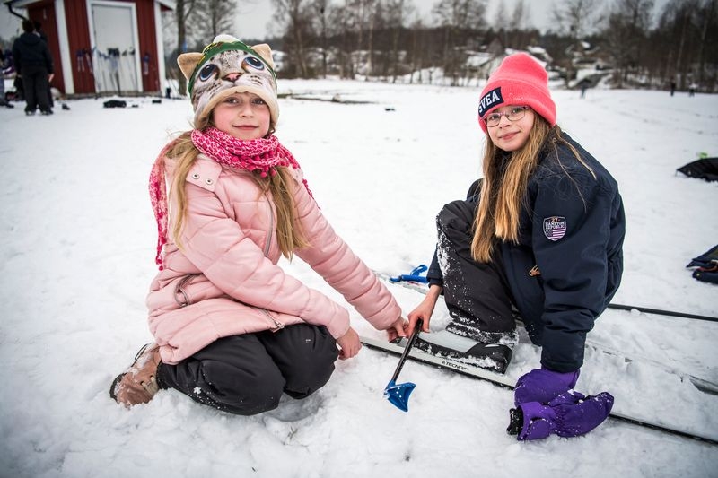 Eleverna på Vilboksskolan trivdes i skidspåren på Bommareviken. Här spänner Miranda Ekvall och Wilma Möhic av sig skidorna.