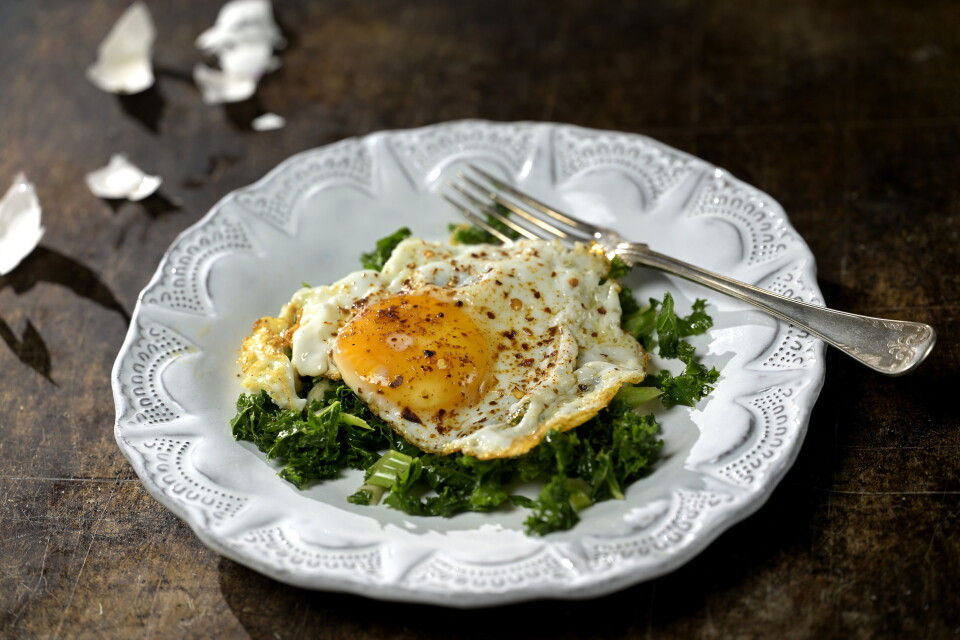 Vitlökssauterad grönkål passar finemang till frasiga stekta ägg.