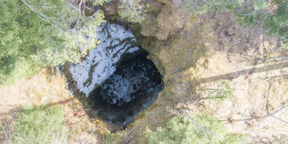 Flygfoto från gruvhålet i Långgruvan utanför Norberg där den unga kvinnan hittades den 22 april i år av en man och hans söner som råkade befinna sig i området. Kvinnan räddades med hjälp av helikopter och flögs till sjukhus.