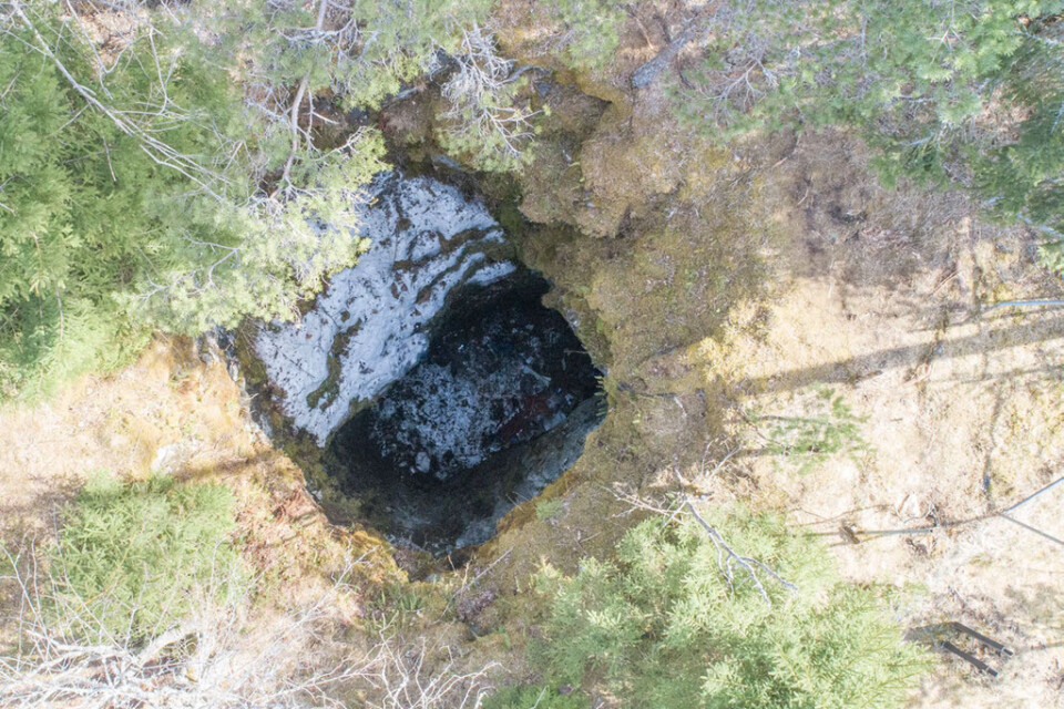 Flygfoto från gruvhålet i Långgruvan utanför Norberg där den unga kvinnan hittades den 22 april i år av en man och hans söner som råkade befinna sig i området. Kvinnan räddades med hjälp av helikopter och flögs till sjukhus.