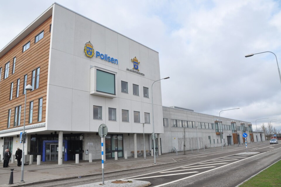 Här på polishuset i Kalmar sitter en internationellt efterlyst storbedragare anhållen efter att ha gripits i Borgholm på lördagskvällen.