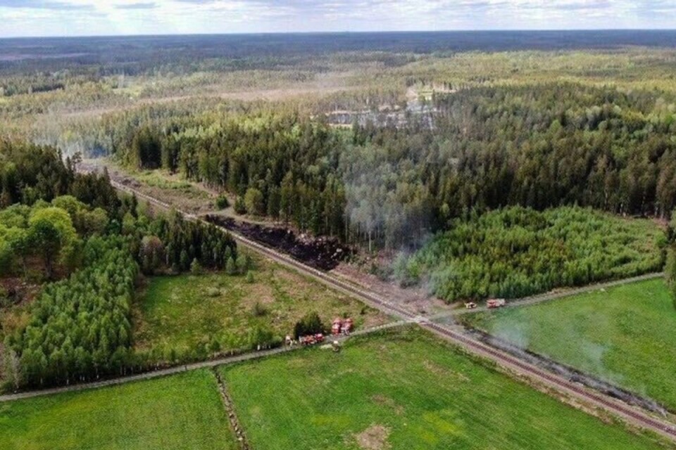 Gnistor från ett tåg som bromsat kan ha orsakat bränderna.