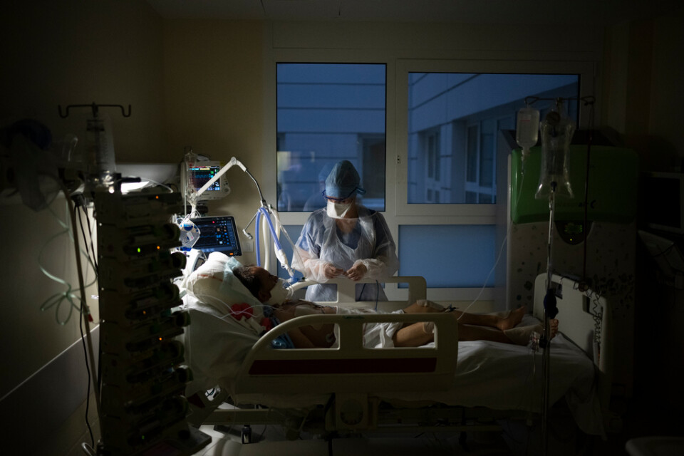 Patient med covid-19 vårdas på ett sjukhus i Marseille på nyårsafton. Smittspridningen i Frankrike är på rekordhöga nivåer.