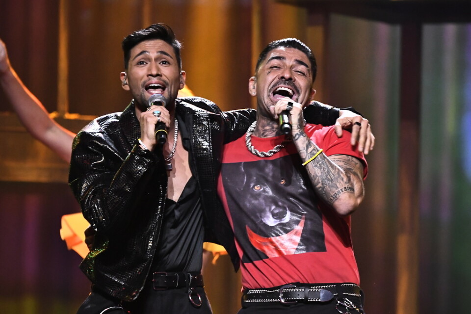 Mendez och Alvaro Estrella framför sitt bidrag "Vamos amigos". Det blir en andra chans för duon.