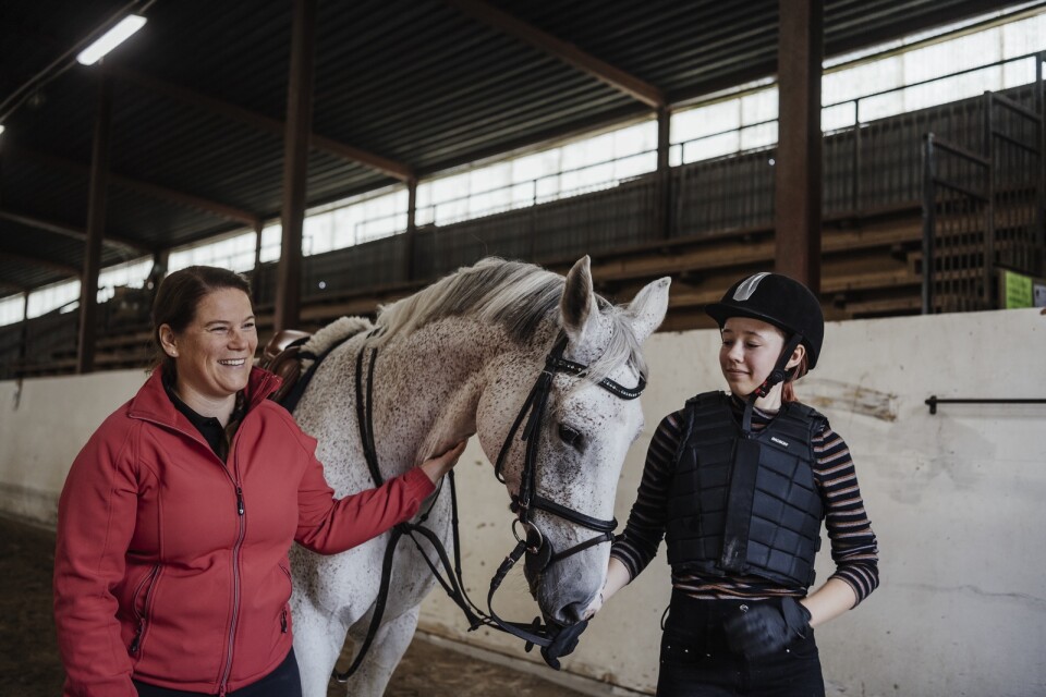 Realgymnasiets ridlektion. Från vänster: Anna Arvidsson, instruktör, och Nea Hedman, elev på Realgymnasiets hästutbildning.