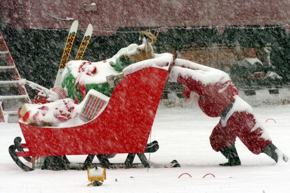 Tomten får en del snö att fajtas med på julafon.