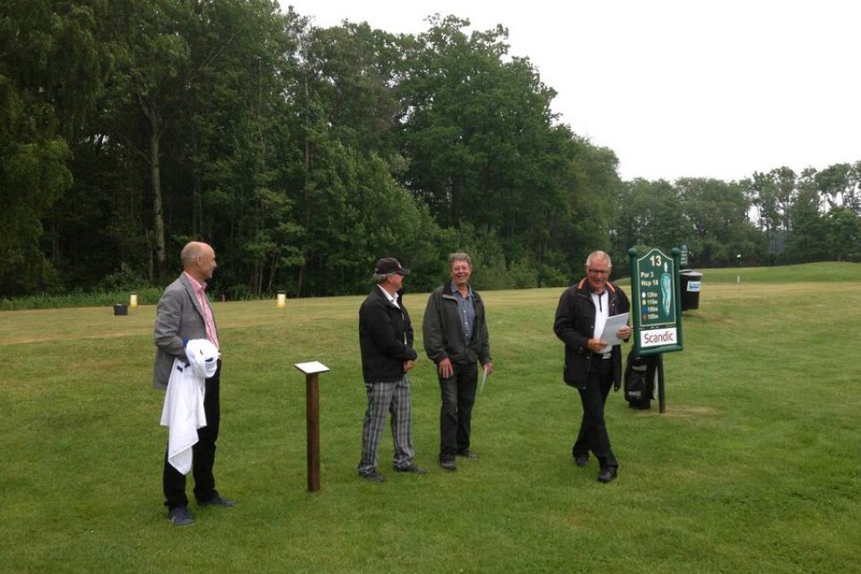 Kommunalrådet Håkan Algotsson var med och invigde det nya hålet. Bredvid står Anders Petersson, Bengt Elofsson och Lars Ingvarsson, ordförande Möre golfklubb.