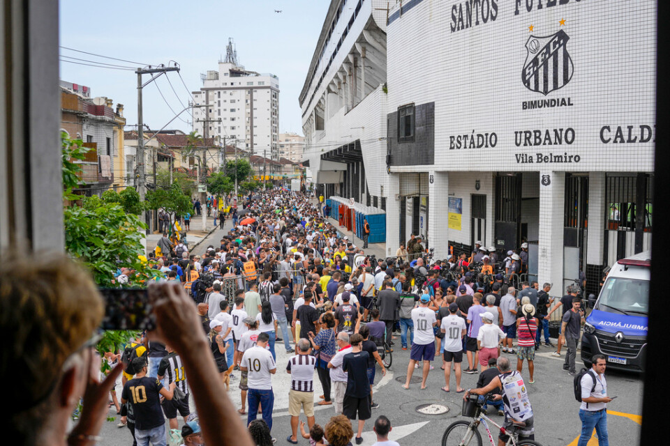 Många brasilianare ville ta ett sista farväl av "fotbollskungen" Pelé på fotbollsarenan i Santos.