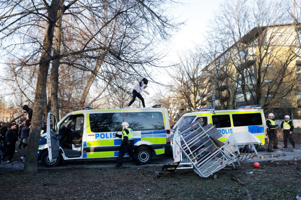Polisen motar bort motdemonstranter i Sveaparken i Örebro på långfredagen. Arkivbild.