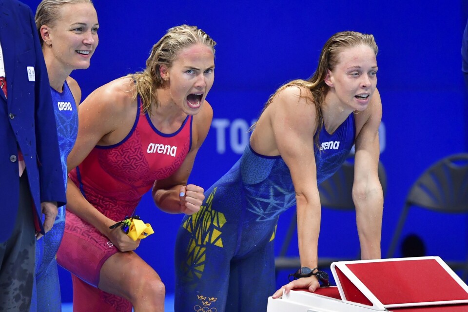 Sarah Sjöström, Michelle Colman och Louise Hansson under lagkappsfinalen i Tokyo.