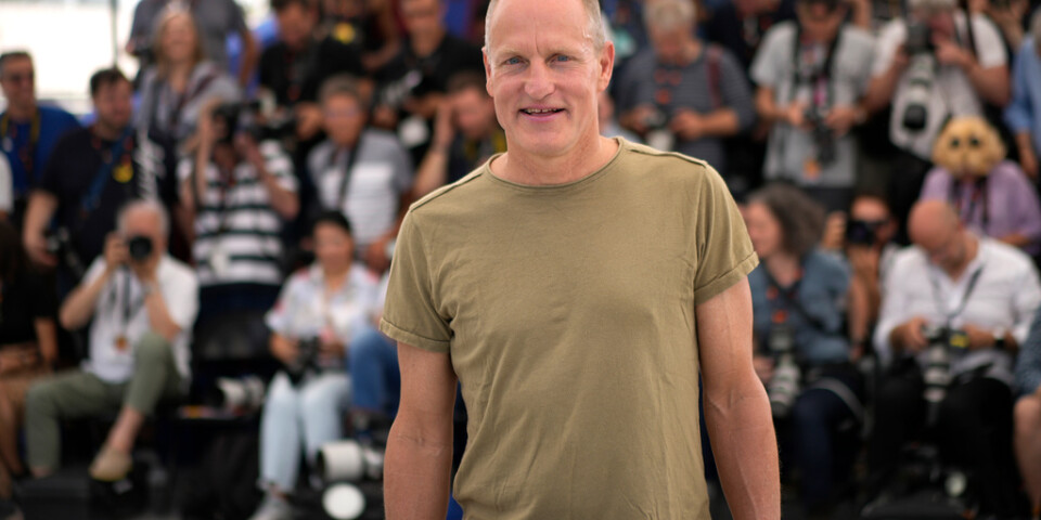 Woody Harrelson poserar för fotograferna när "Triangle of sadness" visades på filmfestivalen i Cannes där filmen fick det finaste priset, Guldpalmen.