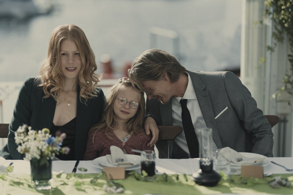 Redan i första avsnittet splittras den från början lyckliga familjen i "Maskineriet". Hanna Alström, Maja Svärd och Kristoffer Joner spelar rollerna. Pressbild.