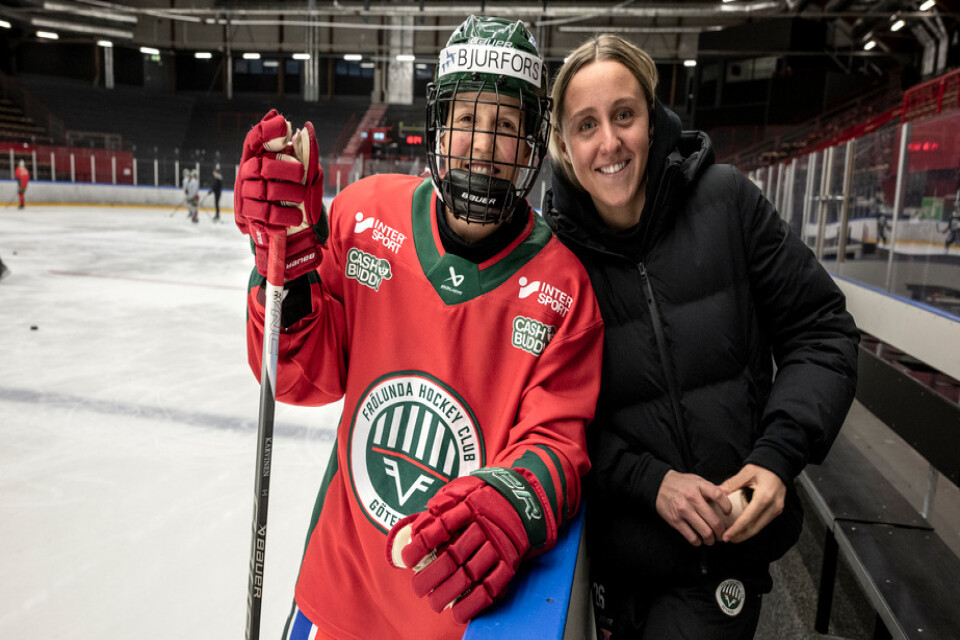 Michelle Karvinen och Hanna Olsson ser fram emot Frölundas historiska premiär, mot Malmö i damettan på söndag.