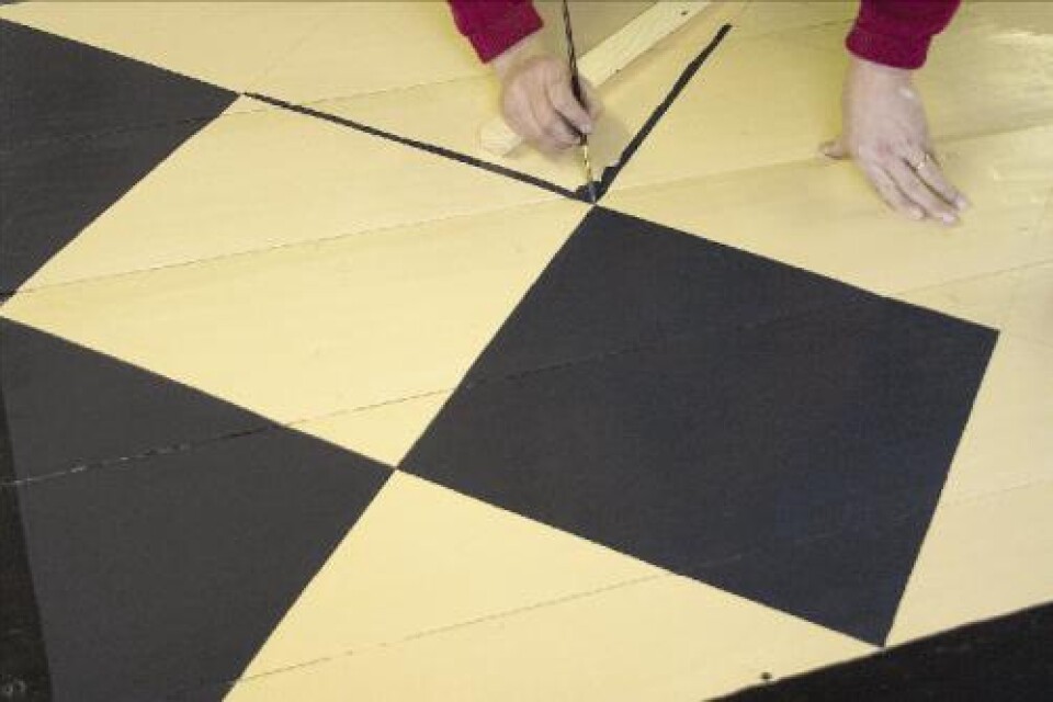 Schackrutiga golv ligger i tiden - igen. Rutiga golv är inget nytt under solen. Enklast är att börja måla hela golvet i den ljusaste kulören för att sedan, när man har tid och ork, måla rutorna.