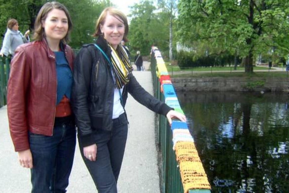 Sara Almgren och Sara Peterson från Textilhögskolan stickade in Parkspången och skulpturen "UTE" samt en papperskorg.