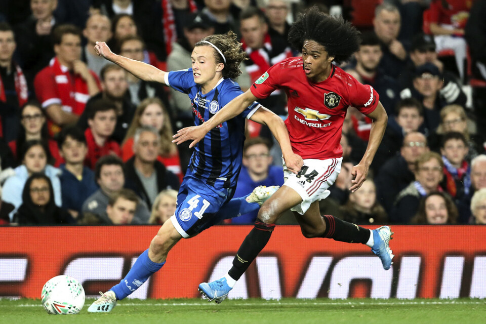 Rochdales 16-årige målskytt Luke Matheson i kamp med Manchester Uniteds Tahith Chong.