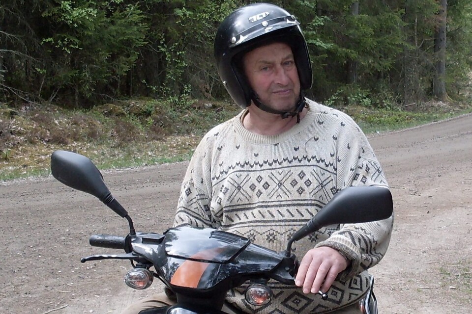 Göte Findahl på sin moped, det är så Verumsborna kommer minnas honom. Han var social och hjälpsam och inte rädd för att hugga i när någon behövde hjälp. PRIVAT BILD