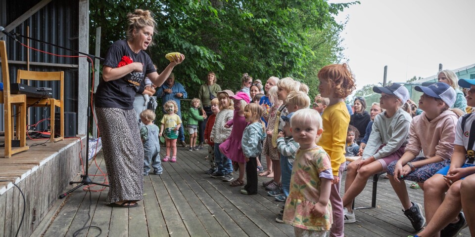 Det finns mycket att göra på barnfestivalen i Vitaby. Bland annat håller Mimi Terris en föreställning i ”rösträtt”, som går ut på att inspirera deltagarna att leka med sitt eget röstregister.