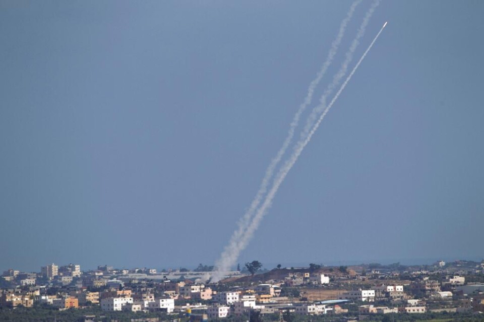 Israeliskt stridsflyg anföll tidigt på onsdagen mål i Gazaremsan. Attacken var svar på att en raket avfyrats från Gaza mot södra Israel, utan att orsaka några skador. Israels militär sade att mål för nattens flygräder var \"terrorinstallationer\". Enligt