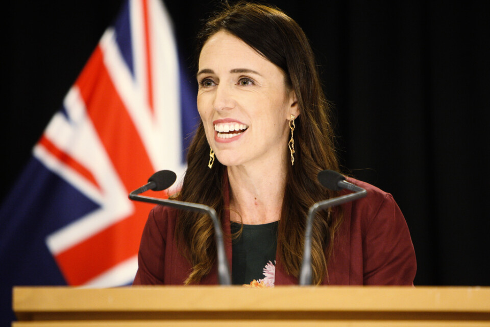Jacinda Ardern meddelade valdatumet i parlamentet i Wellington.