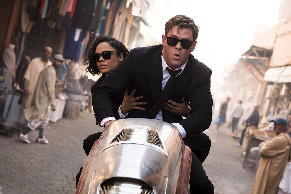 De två nya Mib-agenterna M (Tessa Thompson) och H (Chris Hemsworth) på äventyr i nya "Men in black international". Filmen går rakt in på topplistans andraplats. Pressbild.