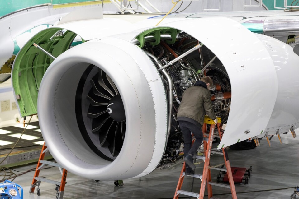 Arbete med ett Boeing-flygplan i tillverkarens fabrik i USA-delstaten Washington. Arkivbild.