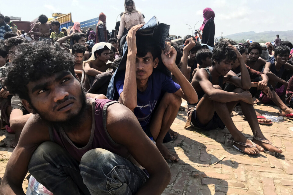Flyktingar ur folkgruppen rohingya försöker lämna läger i Bangladesh för att nå Malaysia. Ofta tvingas de återvända till Bangladesh, som inte vill ta emot dem. Bilden är från mitten av april, då närmare 400 personer togs om hand av Bangladeshs kustbevakning.