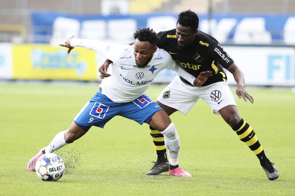 AIK:s Ebenezer Ofori i duell med Norrköpings matchvinnare Samuel Adegbenro.