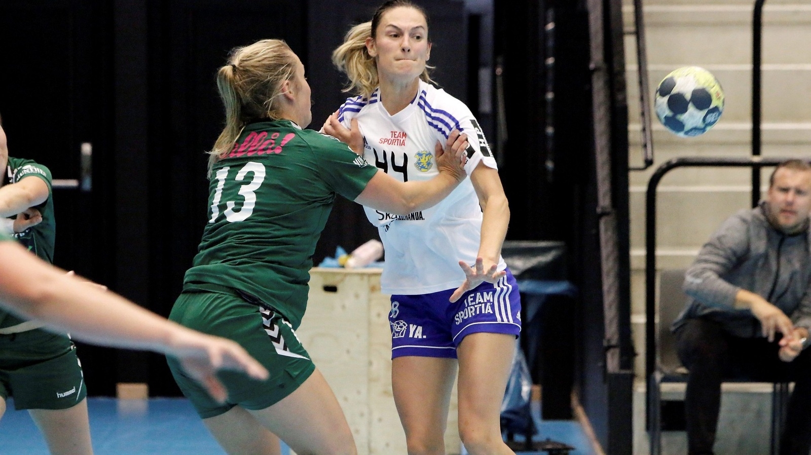 Jasmina ”Nina” Djapanovic njöt av att vara tillbaka på handbollsplanen och gjorde tre mål i sin comeback och YIF-debut. Foto: Jonny Nilsson