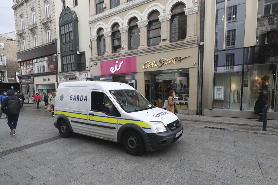 Polis på patrull på en av Dublins huvudgator i oktober. Irland lättar på begränsningarna efter sex veckors tuffa karantänsregler. Arkivbild.