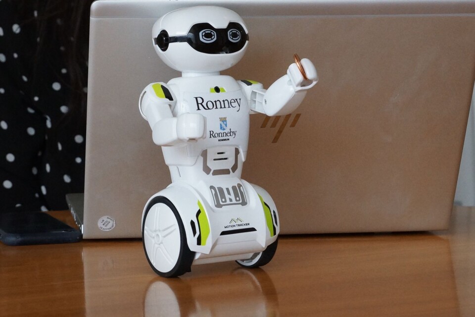 Ronney RPA är egentligen avancerad mjukvara, en digital medarbetare, men socialförvaltningen tycker det är kul med en fysisk maskot.