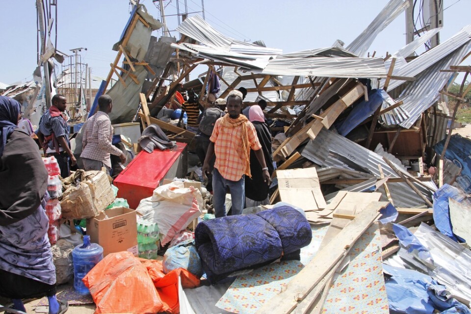 Somalier letar bland bråtet efter en dödlig attack i Mogadishu i december 2019.