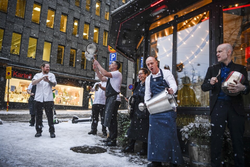 Krögare, ägare och personal står utanför krogen Riche i Stockholm med grytor och slevar i protest mot coronarestriktionerna i branschen. Kändiskrögare vill med denna aktion uppmana branschen till protest.