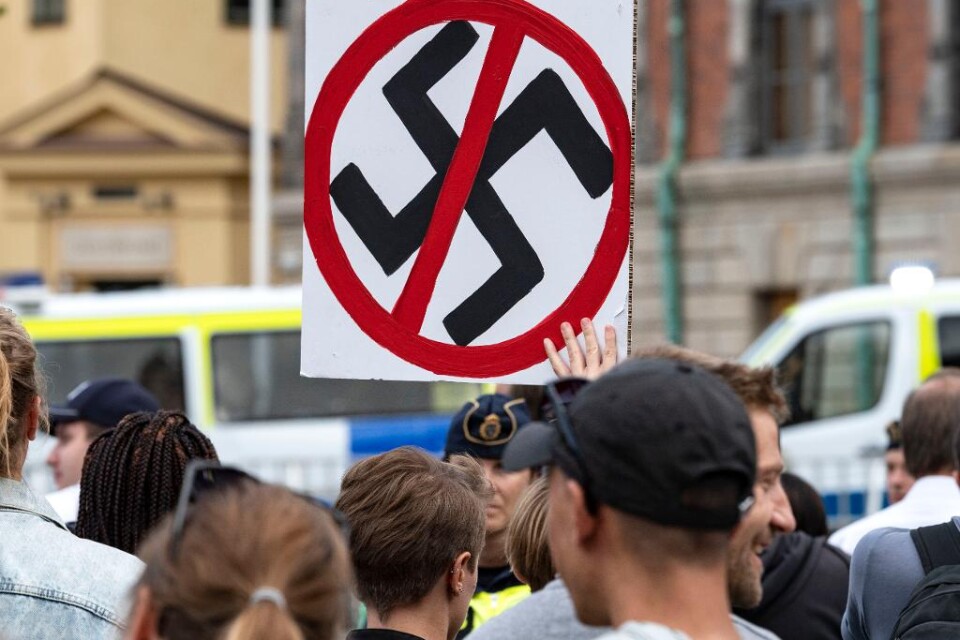 Det blev bråkigt när det högerextrema partiet Alternativ för Sverige (AFS) höll ett torgmöte i Nyköping. Polisen omhändertog en handfull personer, varav en är misstänkt för våld mot tjänsteman. AFS inledde sin manifestation på Stora torget vid 15-tiden.