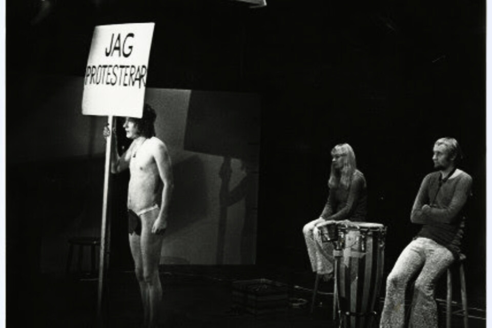 Föreställningsbild från Nationalteaterns föreställning "Lev hårt – dö ung" 1970. Pressbild.