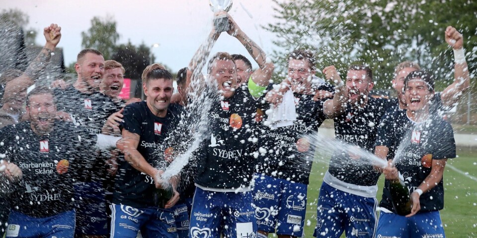 IFK Simrishamn vann herrarnas YA-cup 2022. Frågan är vilket lag som vinner den 75:e finalen i cupens historia.