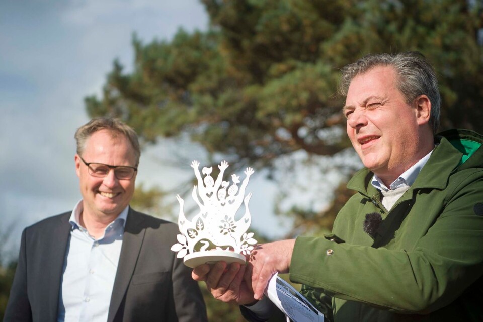 Kommunalråden Peter Johansson (M) och Pierre Månsson (L) delar ut priset. Ålabodarna får ha priset som vandringspris under året.