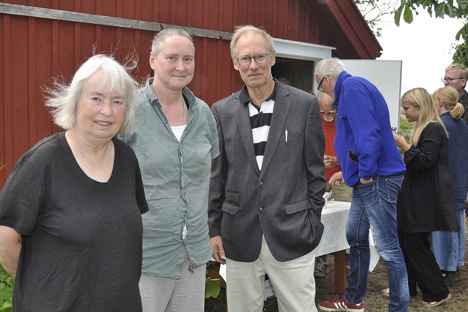 Lena Jönsson, Hanna Hellström och Jonas Ellerström utanför Annas skrivarstuga i Ventlinge där Anna Rydstedt-sällskapets sommarmöte alltid hålls den 4 juli.