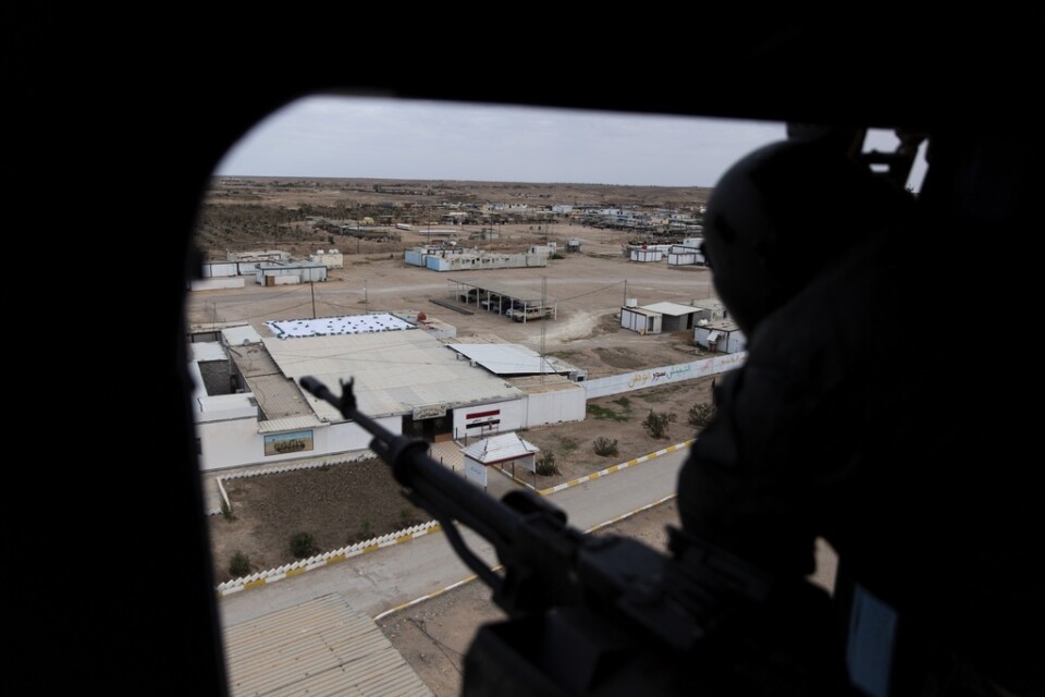 En irakisk soldat blickar ut över al-Qaim från en helikopter. Soldater från den USA-ledda alliansen mot IS har lämnat militärbasen i gränsstaden. Arkivbild.