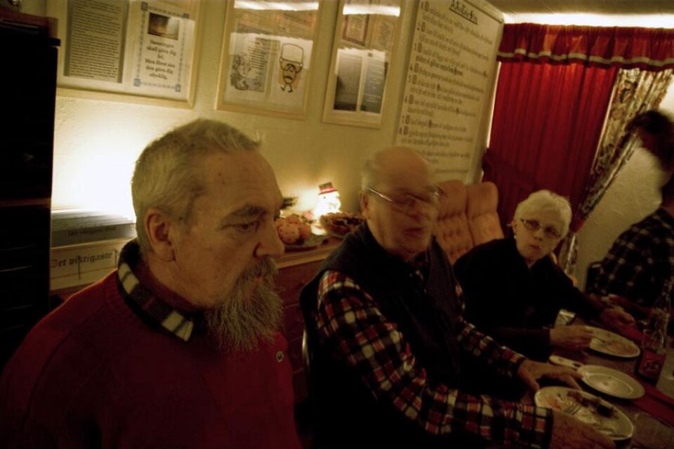 Sven Wardhoff, Holger Jansson och Britta Lund var tre av hundratals gäster som tog del av gemenskapen ner i Anonyma Alkoholisters källarlokal i Älmhult.
