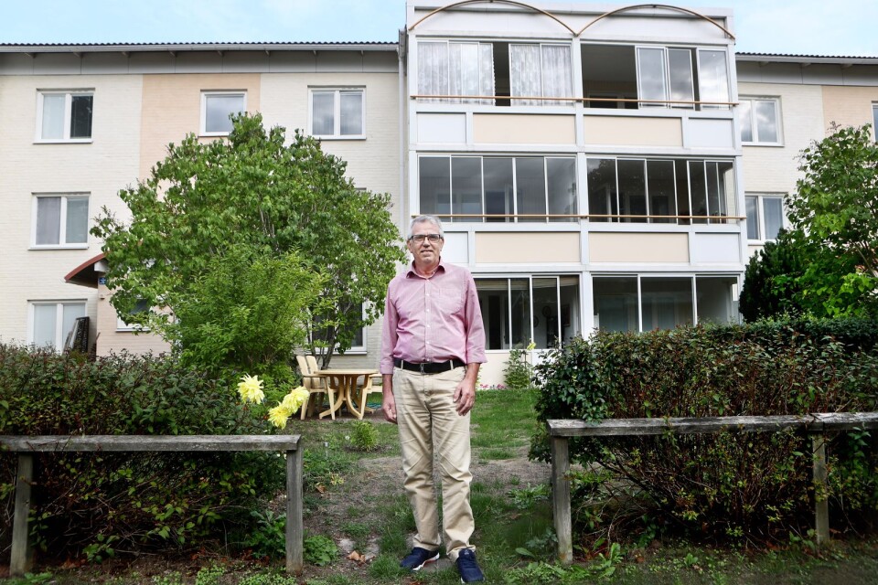 Sami Durmishi bor med trädgård och uteplats i bostadsområdet Kristineberg i Oskarshamn. Det går inte att jämföra Sveriges stabila demokratin i Sverige med enpartistaten Jugoslavien, där han föddes.