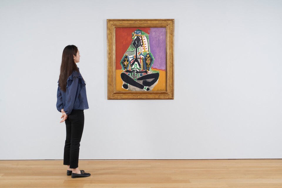 Picassos oljemålning "Hukande kvinna i turkiska kläder" har aldrig tidigare sålts på auktion. Bild från auktionsverket Christie's.