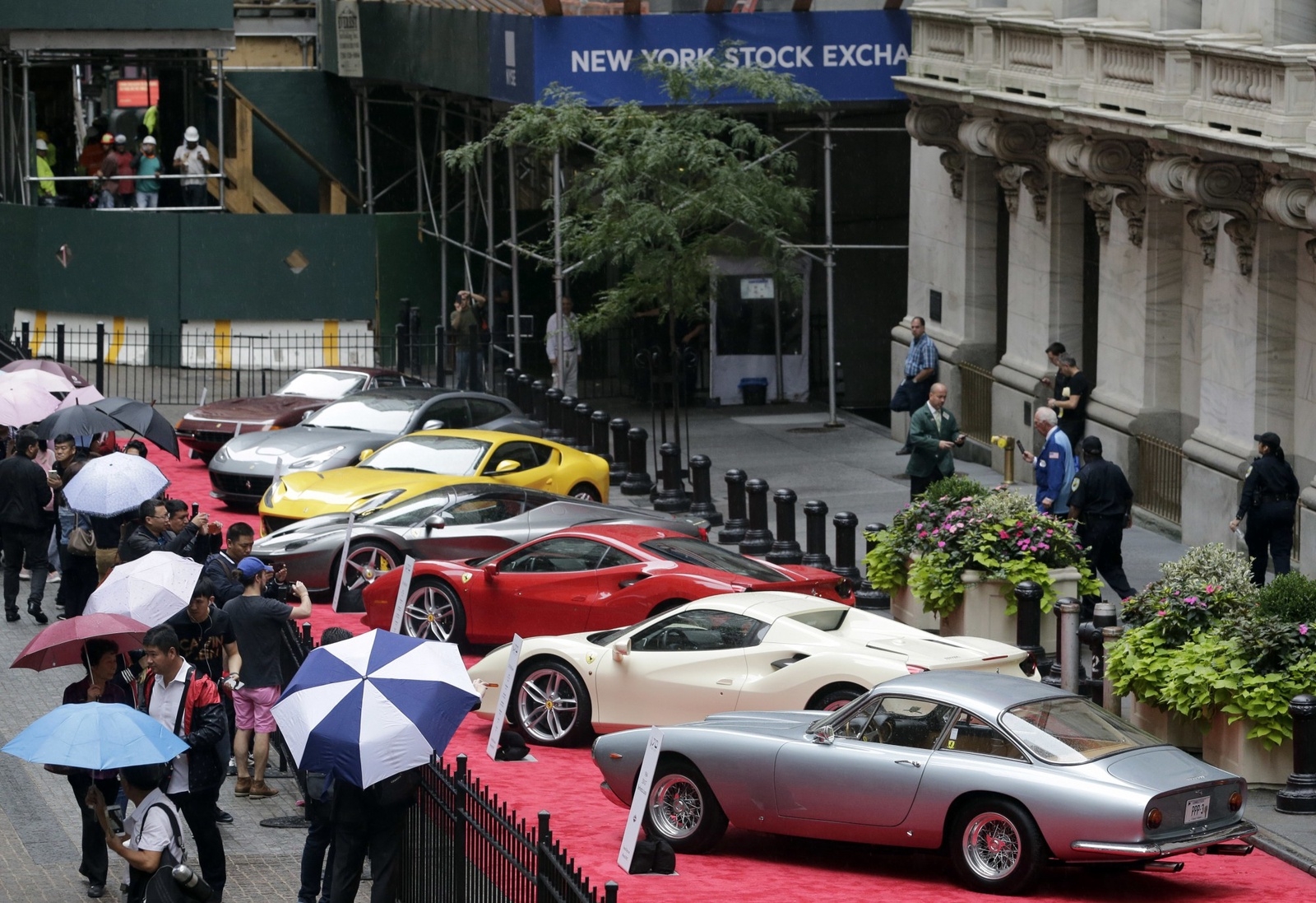 När Ferrari firade sitt 70-årsjubileum i oktober i år radade man upp några av sina modeller framför New York-börsen.
Foto: Seth Wenig/AP/TT